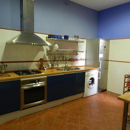 Villa Alicia Guest House Málaga Exterior foto A typical kitchen in a hostel