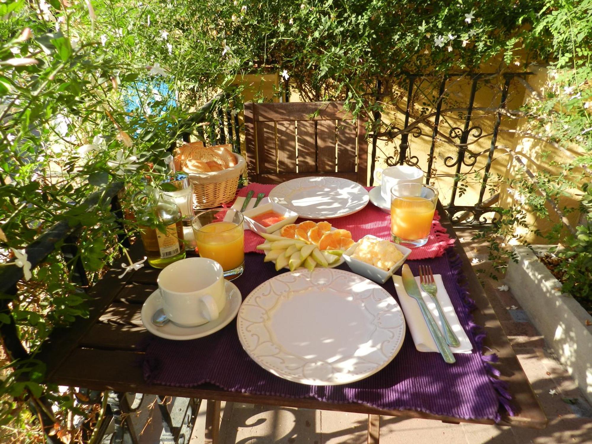 Villa Alicia Guest House Málaga Exterior foto A breakfast table