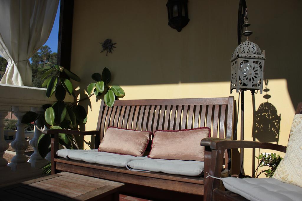 Villa Alicia Guest House Málaga Exterior foto A bench in a Moroccan house