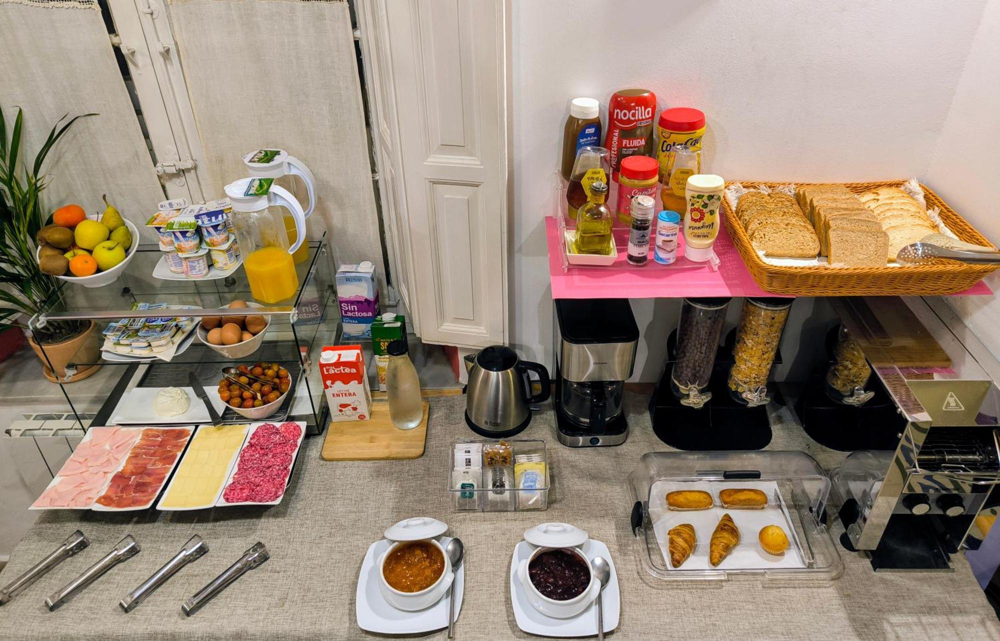 Villa Alicia Guest House Málaga Exterior foto A typical breakfast buffet