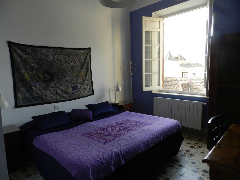 Villa Alicia Guest House Málaga Exterior foto A bedroom in a typical house in the city