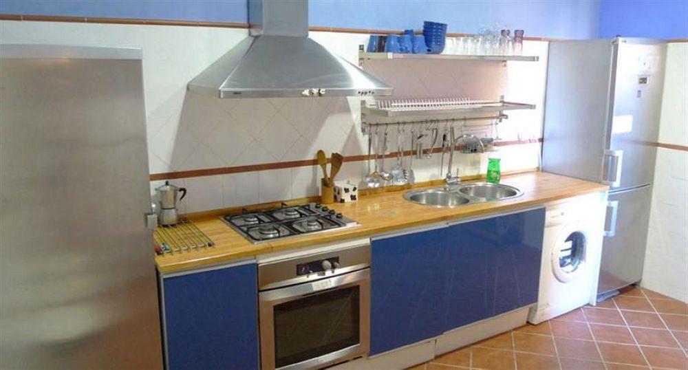Villa Alicia Guest House Málaga Exterior foto A modern kitchen