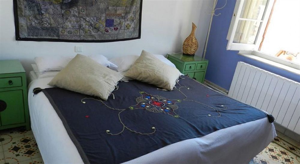 Villa Alicia Guest House Málaga Exterior foto A bed with a duvet
