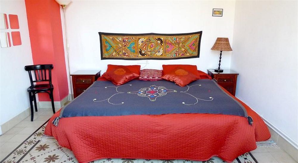 Villa Alicia Guest House Málaga Exterior foto A bed with a bedsheet