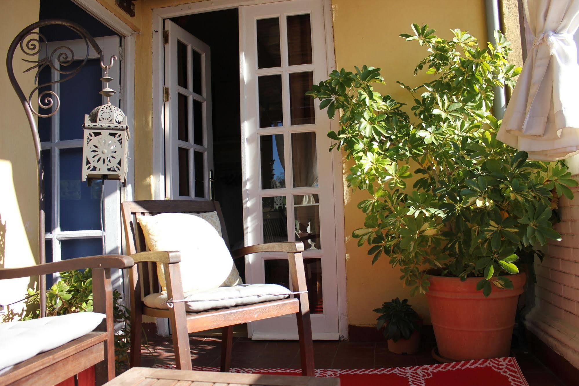 Villa Alicia Guest House Málaga Exterior foto A patio in Spain