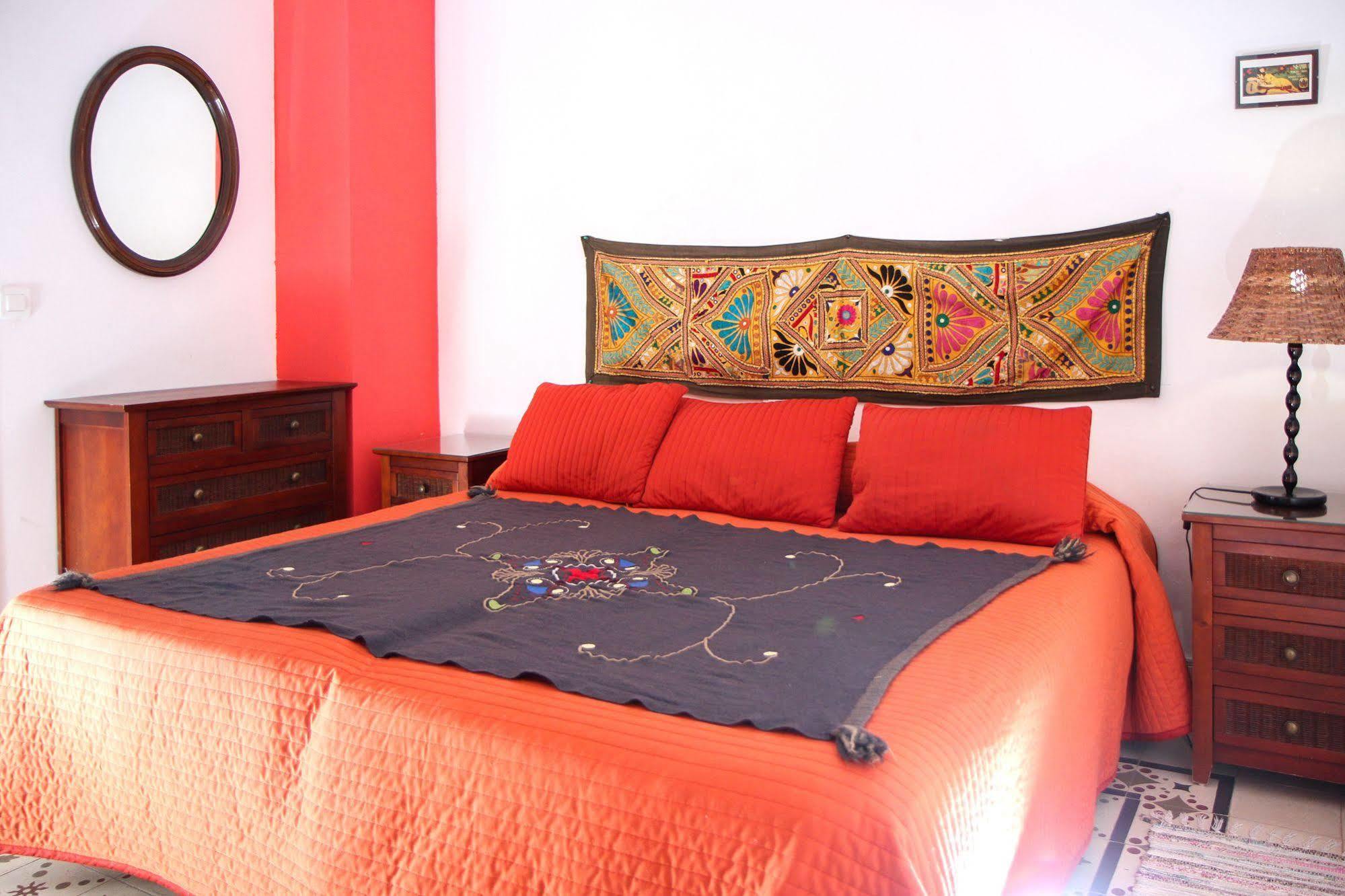 Villa Alicia Guest House Málaga Exterior foto A bed with a bedsheet