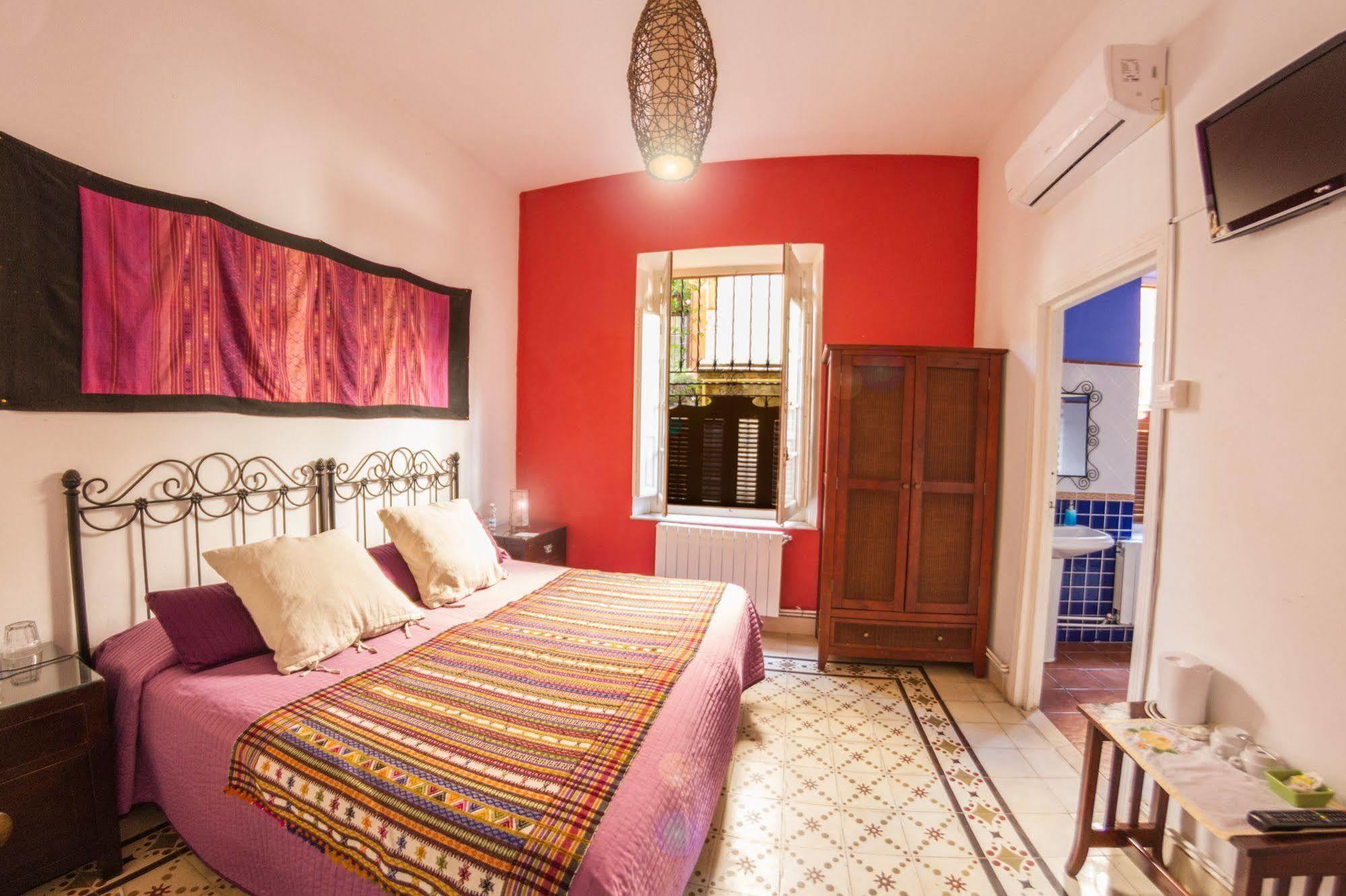 Villa Alicia Guest House Málaga Exterior foto A bedroom in a hotel in Morocco