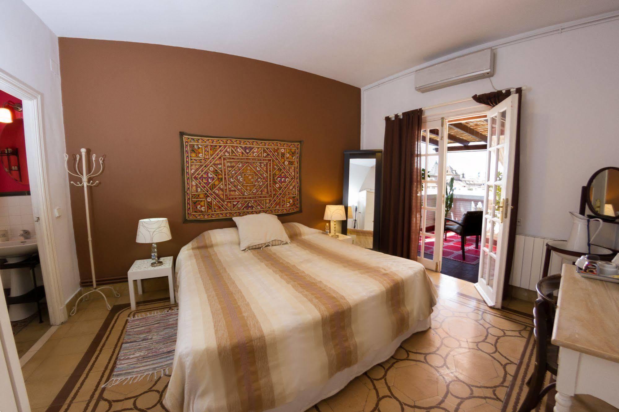 Villa Alicia Guest House Málaga Exterior foto A bedroom in the hotel